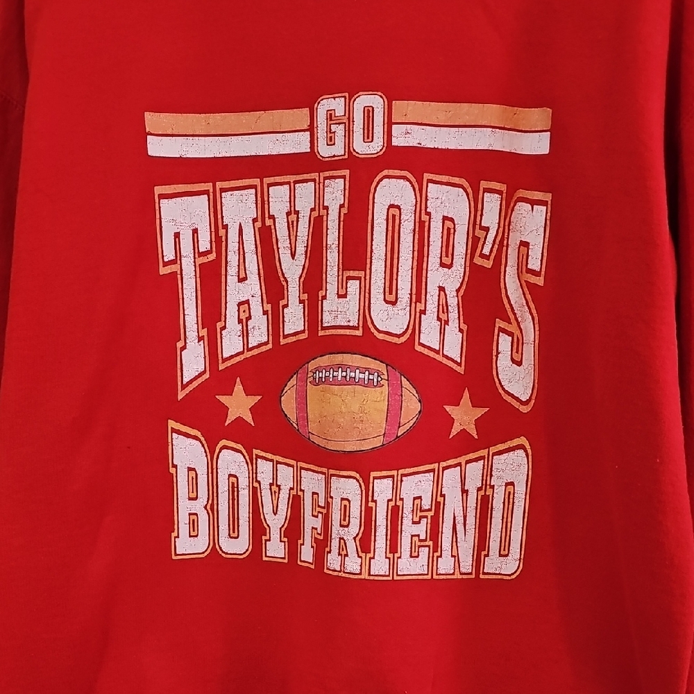 Gildan Red "Go Taylor's Boyfriend" Graphic Crewneck Sweater, Womens Large - Picture 2 of 5